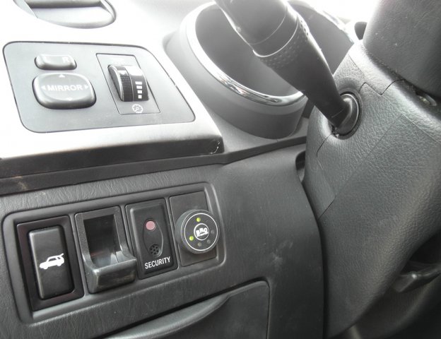 Кнопка переключения и индикации режимов работы ГБО в салоне Pontiac Vibe GT