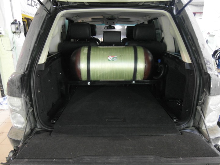 Метановый баллон 100 л в багажном отделении Range Rover Vogue