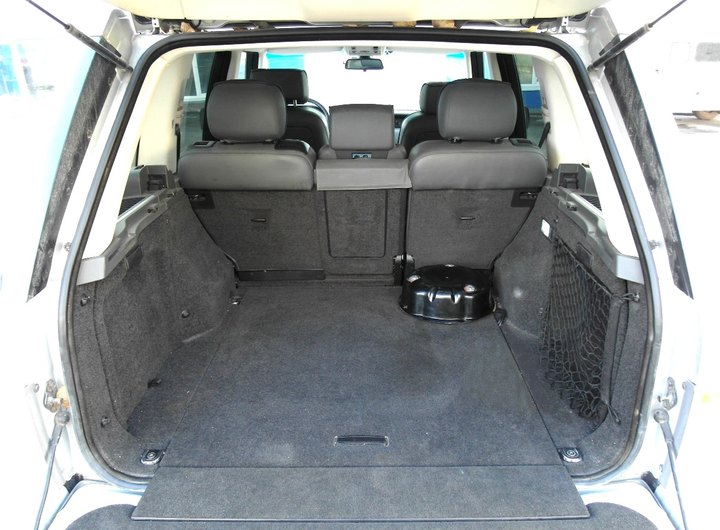 Багажник Range Rover Vogue с тороидальным баллоном 79 л под фальшполом в нише для запасного колеса