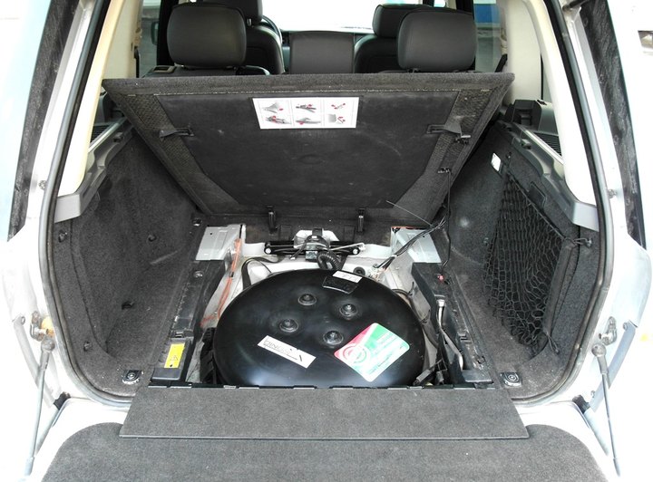 Тороидальный газовый баллон 79 л под фальшполом багажника в нише для запасного колеса Range Rover Vogue (L322)