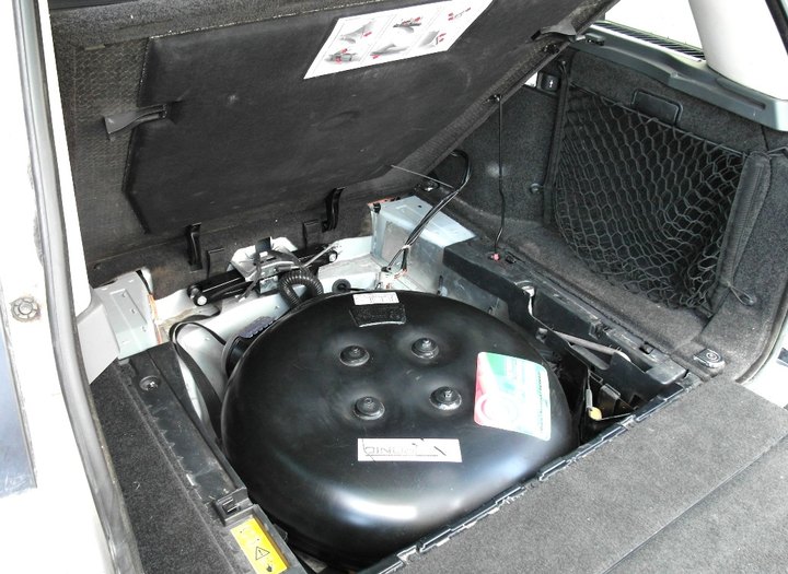 газовый баллон 79 л в нише для запасного колеса Range Rover Vogue (L322)
