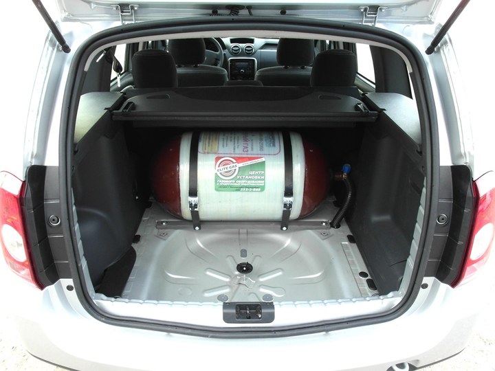 Багажник с облегченным металлопластиковым метановым баллоном CNG-2 (тип 2) 90 л за спинками задних сидений, Renault Duster