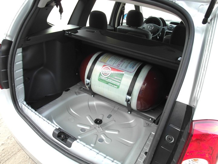 металлопластиковый баллон CNG-2 (тип 2) с природным газом, 90 литров, в багажнике Renault Duster