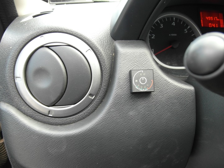 Кнопка управления газовой системой OMVL с индикацией уровня газа слева от рулевой колонки, Renault Duster