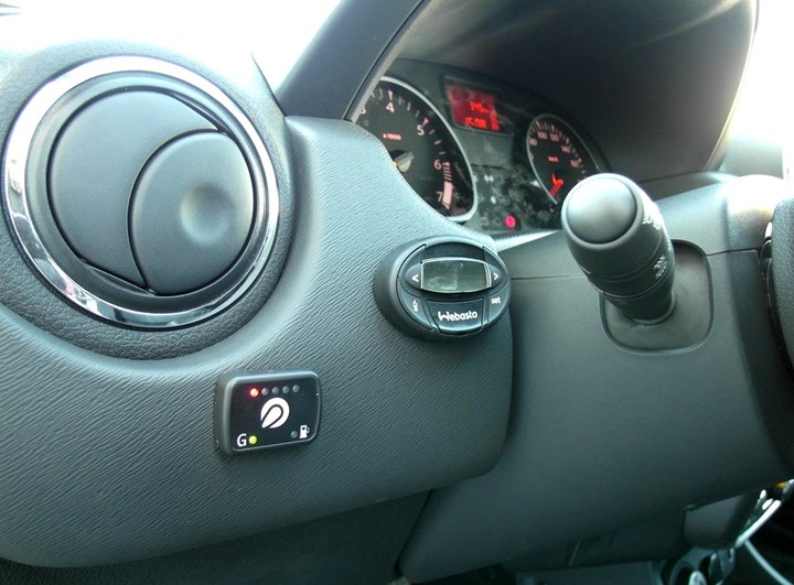 Кнопка переключения и индикации режимов работы ГБО Lovato GPL с указателем уровня топлива, Renault Duster