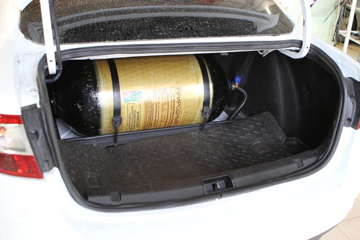 Багажник с установленным облегченным металлопластиковым баллоном (метан, тип 3) 80 литров, Renault Fluence