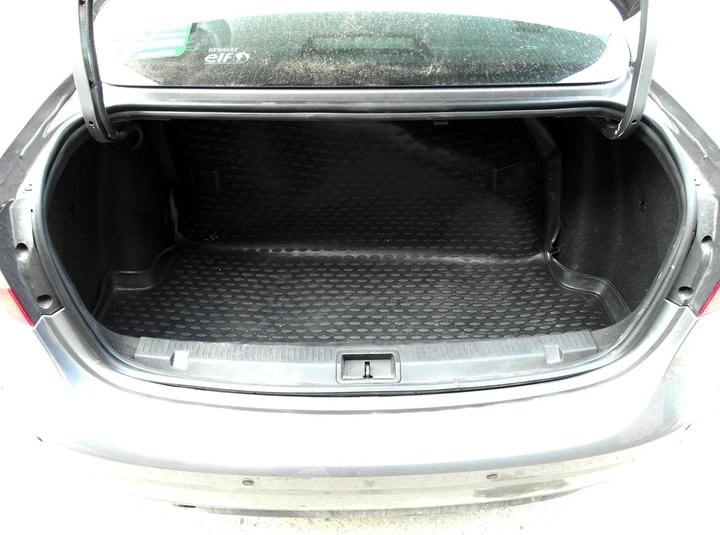 Багажник Renault Fluence L30 с цилиндрическим баллоном 105 л в декоративном карпете за спинками задних сидений