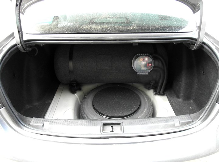 Цилиндрический газовый баллон 105 л в декоративном карпете в багажнике за спинками задних сидений Renault Fluence L30