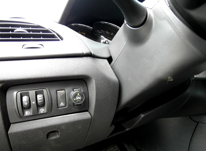 Кнопка переключения и индикации режимов работы ГБО BRC Sequent с указателем уровня топлива слева от рулевой колонки Renault Fluence L30