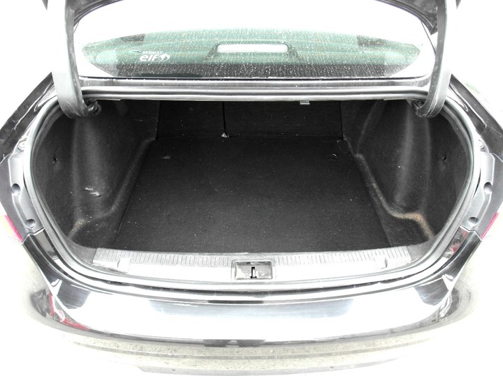багажник Renault Fluence L30 с газовым баллоном под фальшполом