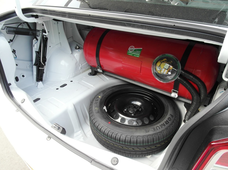 Багажник Renault Logan 2 с цилиндрическим газовым баллоном 90 литров (пропан)