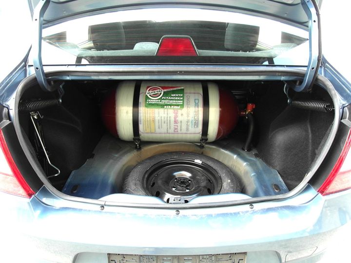 Металлопластиковый метановый баллон (тип 2) 70 л в багажнике за спинками задних сидений Renault Logan (SR)