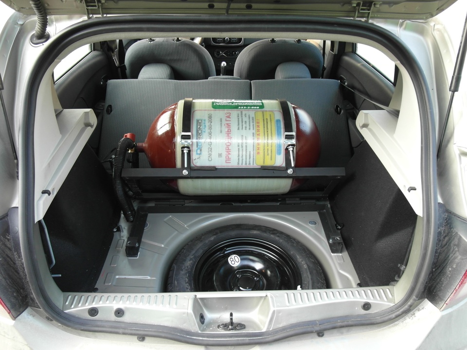 Багажное отделение Renault Sandero Stepway с газовым баллоном метан 80 литров на раме