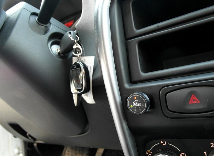 Кнопка переключения и индикации режимов работы ГБО BRC Sequent с указателем уровня топлива на центральной консоли Renault Duster