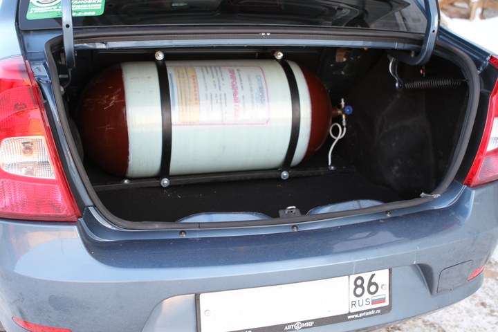 Облегченный метановый металлопластиковый баллон (тип 2) 100 литров в багажнике Renault Logan 1.4 MT