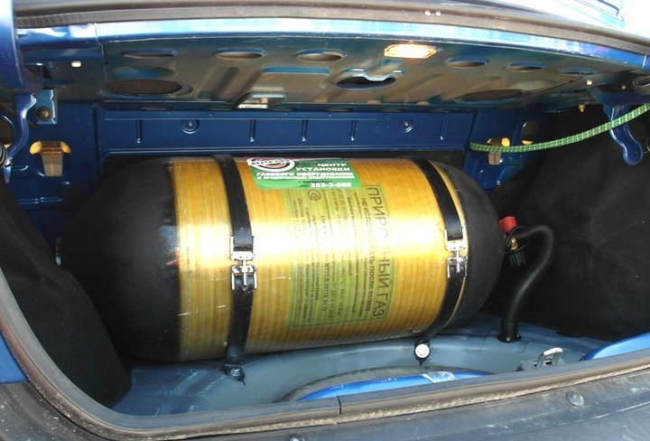 Металлокомпозитный метановый баллон (тип 3) 80 л с вентилем BRC с предохранительными клапанами и запорным электроклапаном в багажнике Renault Logan (SR)