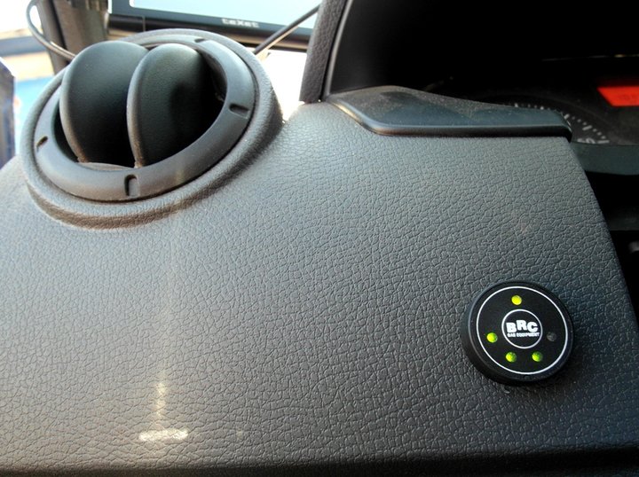 Кнопка переключения и индикации режимов работы ГБО BRC Sequent с указателем уровня топлива на передней панели Renault Logan (SR)