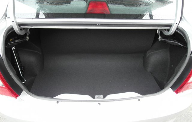 багажник Renault Logan (SR) с установленным цилиндрическим баллоном 80 л за спинками задних сидений