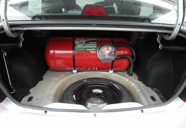 установка газа на Renault Logan (SR), газовый баллон 80 л в багажнике