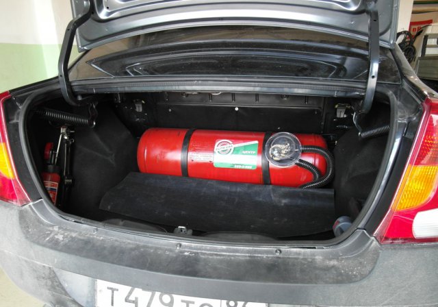 установка газа на Renault Logan SR, газовый баллон 65 л за спинками задних сидений