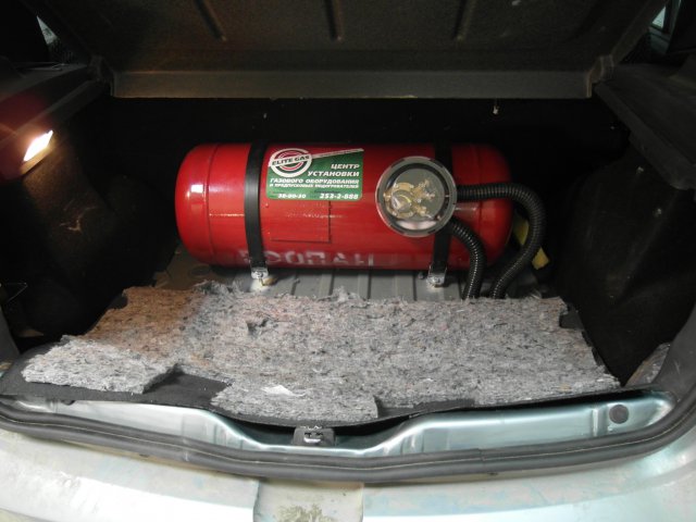 установка газа на Renault Sandero, газовый баллон 50 л установлен в багажнике
