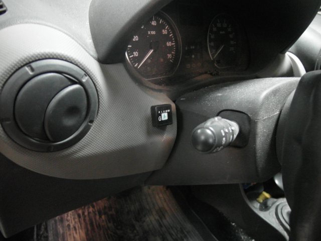 Кнопка переключения и индикации режима работы ГБО в салоне Renault Sandero