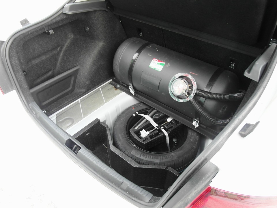 Багажник Skoda Rapid с цилиндрическим газовым баллоном 80 литров (пропан)