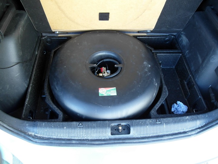 Тороидальный баллон 73 литра (пропан-бутан) в нише запасного колеса, Skoda Yeti 1.4 TSI