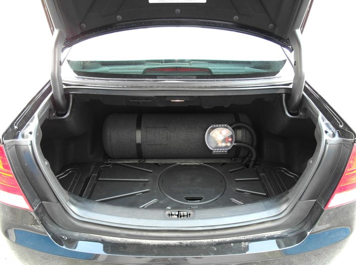 багажник SsangYong Chairman XGi360 с цилиндрическим баллоном 65 л, отделанным карпетом