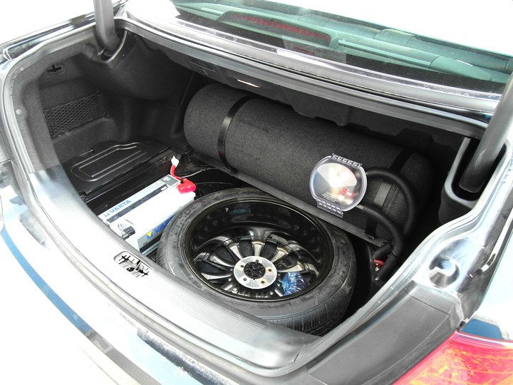 Цилиндрический газовый баллон 65 л в декоративном карпете в багажнике за спинками задних сидений, SsangYong Chairman XGi360 (W)