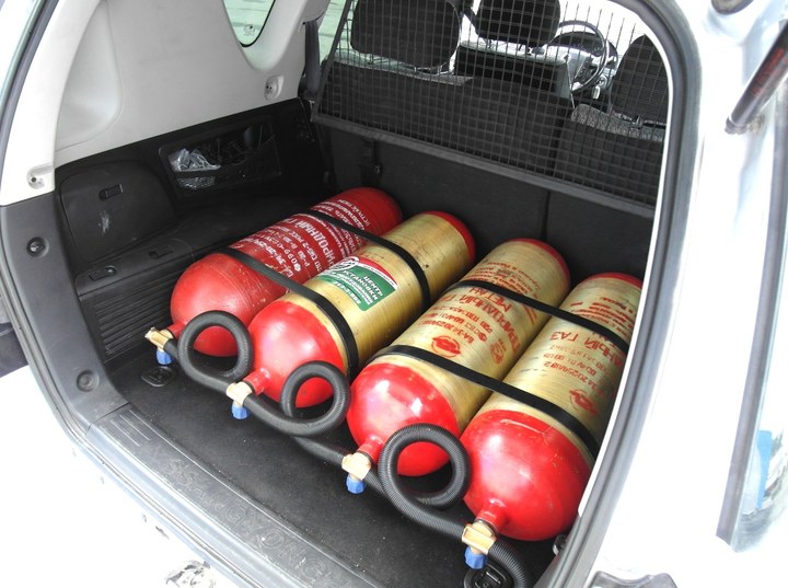 4 метановых баллона CNG (тип 2) по 34 л каждый в багажнике SsangYong Rexton