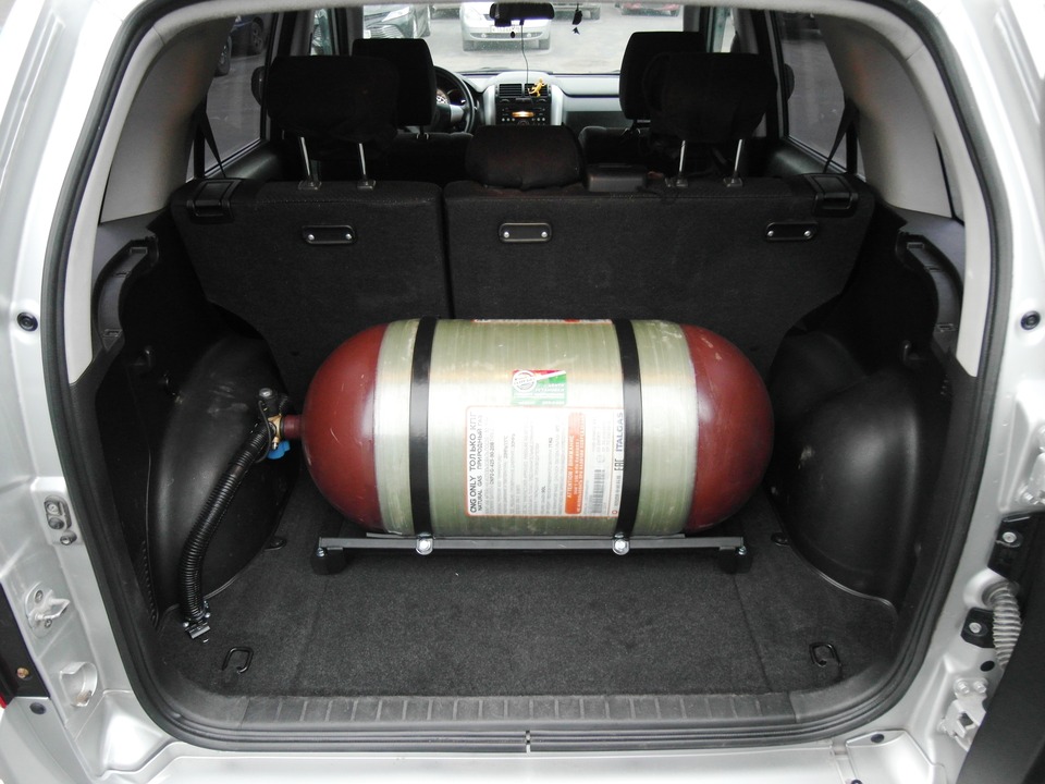 Облегченный баллон метан в багажнике Suzuki Grand Vitara JT