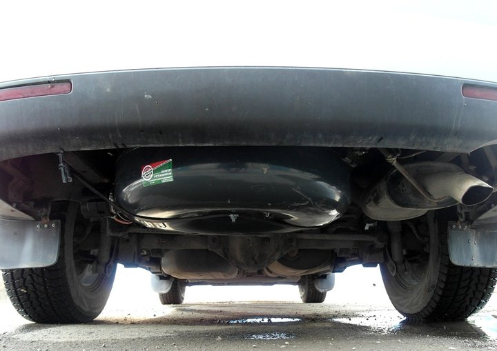 Тороидальный газовый баллон 73 л под днищем кузова на месте запасного колеса SsangYong Kyron