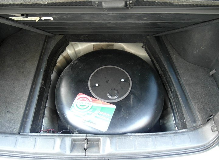 Тороидальный газовый баллон 53 л в багажнике в нише для запасного колеса, Subaru Forester 2.0 Turbo (SF5)