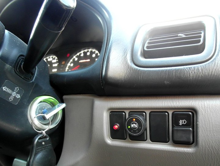 Кнопка переключения и индикации режимов работы BRC Sequent Plug&Drive Boxer с указателем уровня топлива справа от рулевой колонки Subaru Forester 2.0 Turbo (SF5)