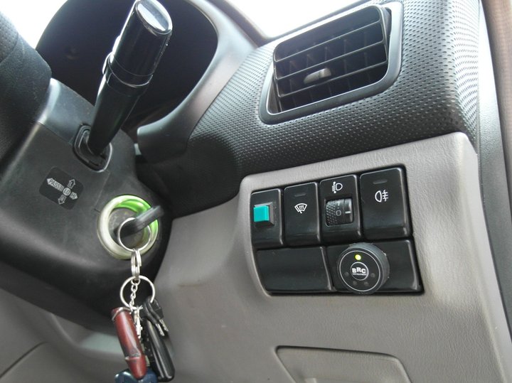Кнопка переключения и индикации режимов работы ГБО с указателем уровня топлива справа от рулевой колонки Subaru Forester 2.0 Turbo