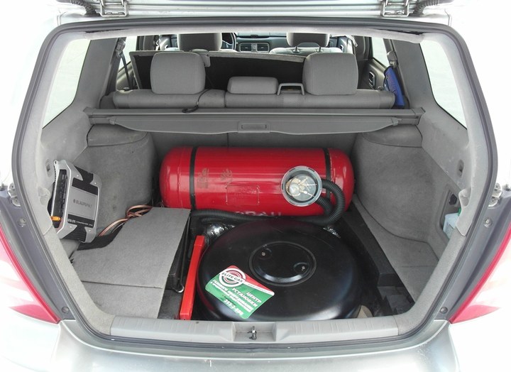 Система из тороидального газового баллона 54 л в нише для запасного колеса и цилиндрического газового баллона 60 л за спинками задних сидений Subaru Forester 2.0 (SG5)