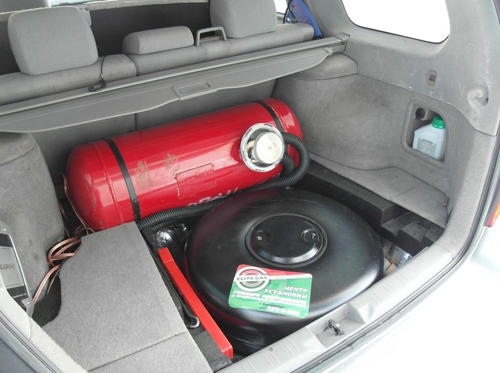 Система из тороидального газового баллона 54 л и цилиндрического газового баллона 60 л в багажнике Subaru Forester 2.0 (SG5)