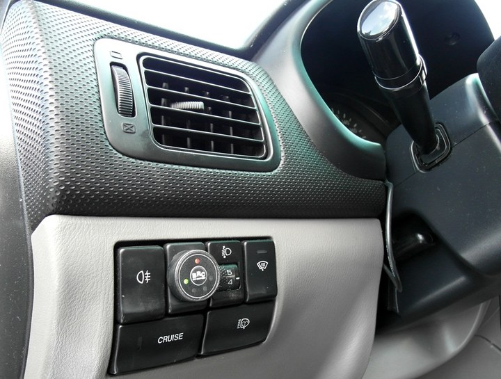 Кнопка переключения и индикации режимов работы ГБО с указателем уровня топлива слева от рулевой колонки Subaru Forester 2.0 (SG5)