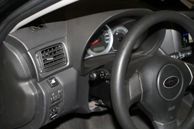 Пульт переключения и индикации режимов работы в салоне Subaru Impreza