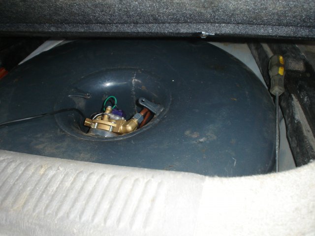 установка газа на Subaru Impreza WRX Wagon MT, тороидальный газовый баллон 53 л расположен в багажнике