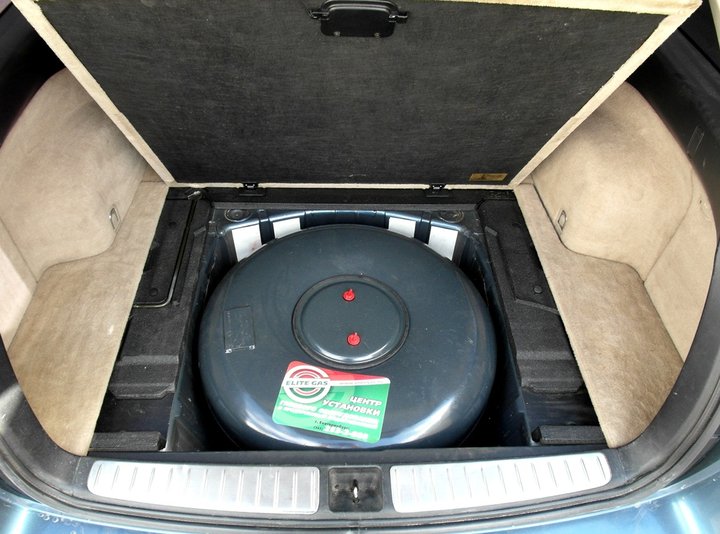 Тороидальный газовый баллон 73 л в багажнике в нише для запасного колеса Subaru Outback (BP)