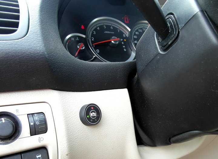 Кнопка переключения и индикации режимов работы BRC Sequent Plug&Drive с указателем уровня топлива на передней панели Subaru Outback (BP)