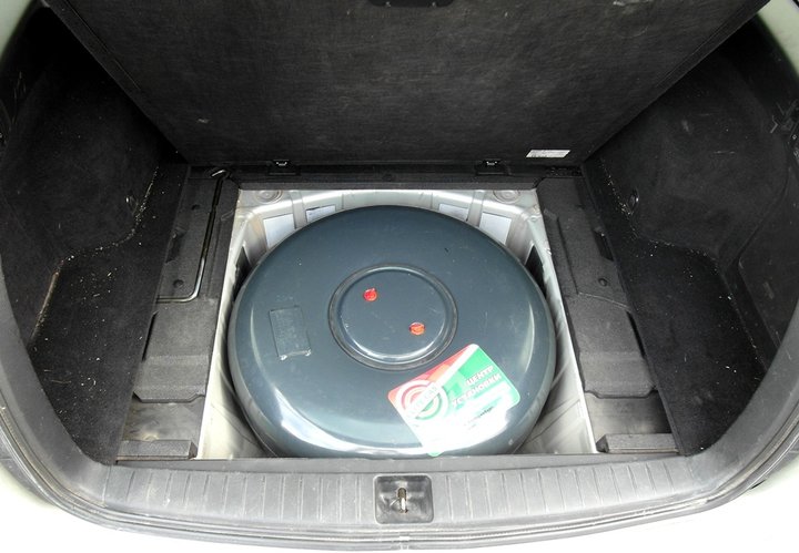 Тороидальный газовый баллон 73 л в багажнике Subaru Outback (BP) в нише для запасного колеса