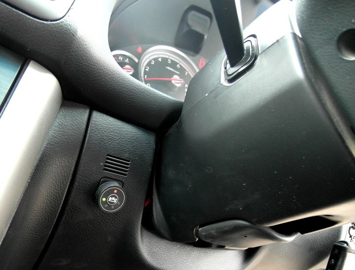 Кнопка переключения и индикации режимов работы ГБО BRC Sequent с указателем уровня топлива слева от рулевой колонки Subaru Outback (BP)