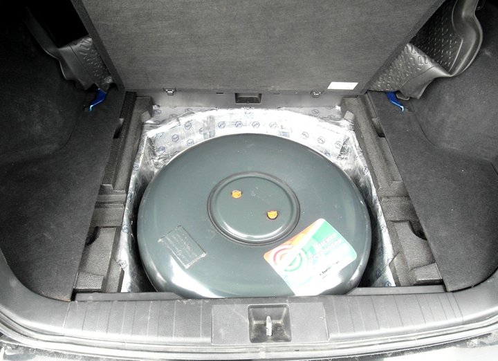 Тороидальный газовый баллон 73 л в багажнике в нише для запасного колеса, Subaru Outback (BR)