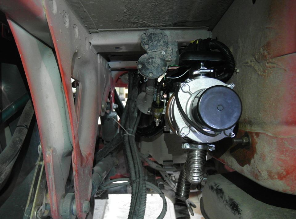 Подогреватель двигателя Бинар Теплостар 14ТС-Мини-24-GP расположен под кабиной HOWO