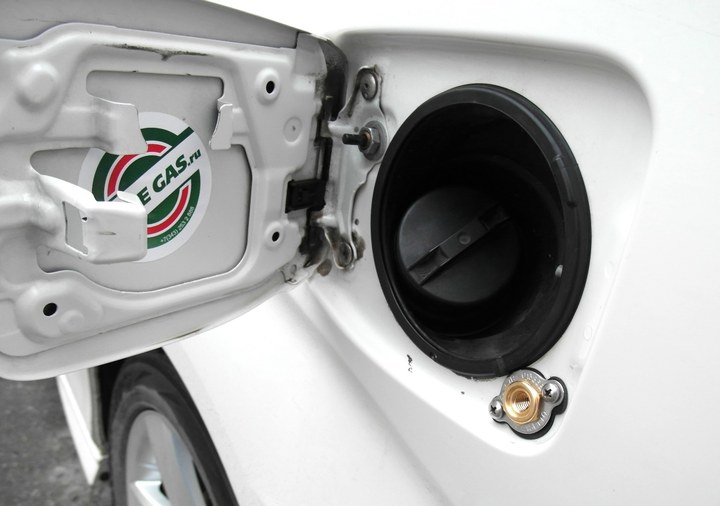 ВЗУ под лючком бензобака, Toyota Alphard MNH15W