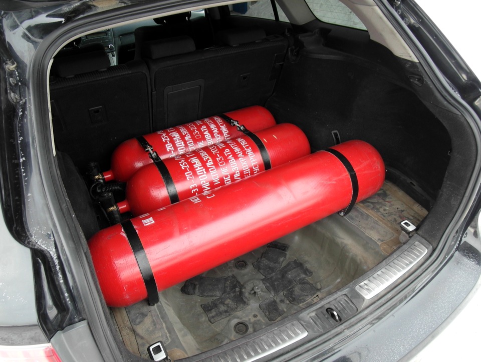 Цельнометаллические метановые баллоны (тип 1)  в багажнике Toyota Avensis SW