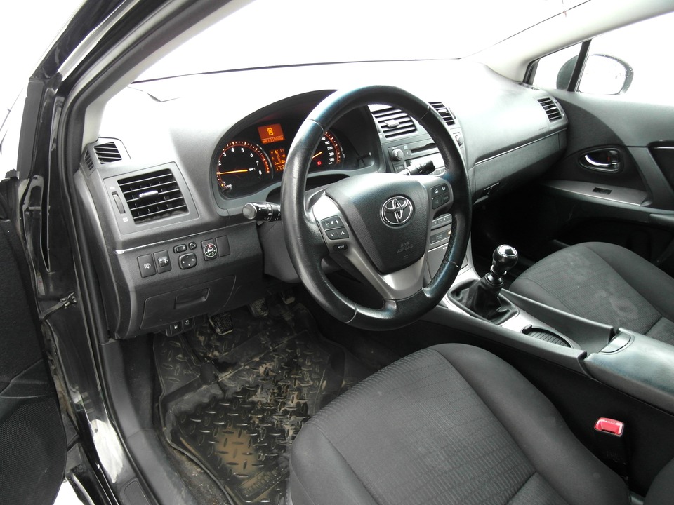 салон Toyota Avensis SW (T270)